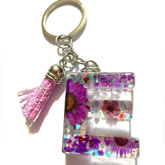 Purple Pressed Flower Resin Letter E Keychain - Picture 1 of 2